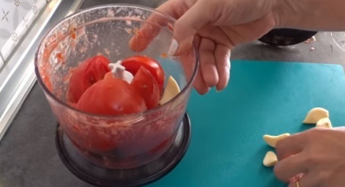 Можно ли в блендере измельчить помидоры на салат