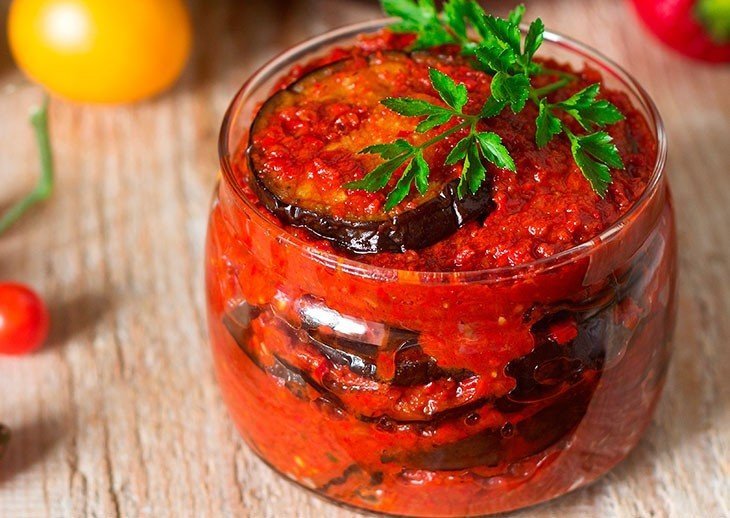 Баклажаны круглыми слоями в томатном соусе