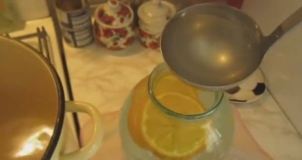 Берёзовый сок с лимоном в кастрюле